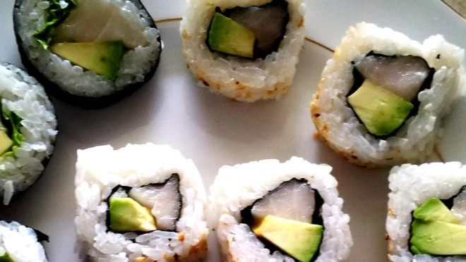 Sushi z białą rybą i awokado