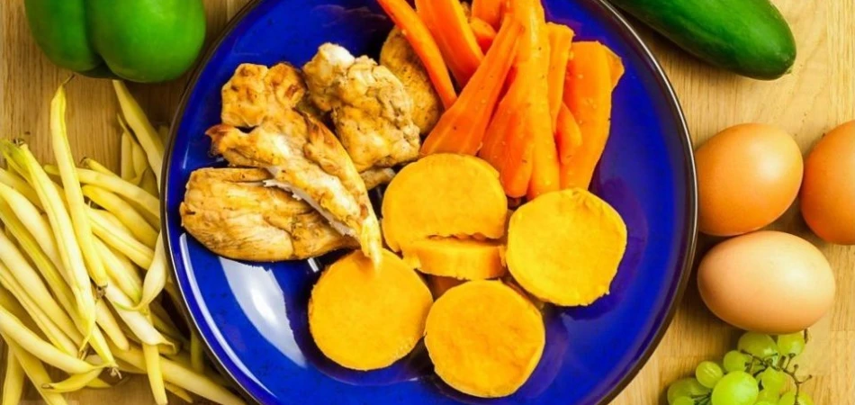 FIT OBIAD: Bataty z grillowaną marchewką i orientalnym kurczakiem