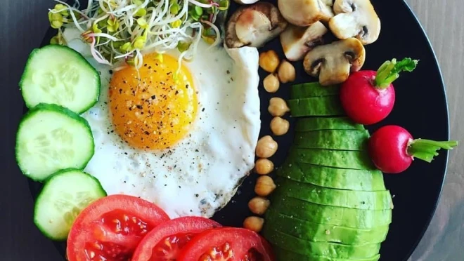 Jajko sadzone z pieczarkami, kremowym awokado i kolorowymi warzywami 
