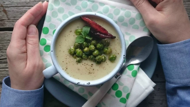 Zupa krem z białych warzyw z zielonym groszkiem