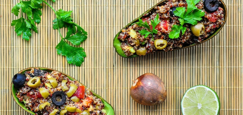 Sałatka z quinoa (komosą ryżową) i avocado