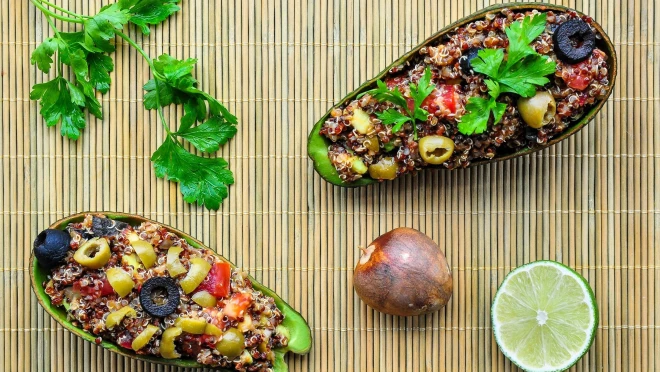 Sałatka z quinoa (komosą ryżową) i avocado