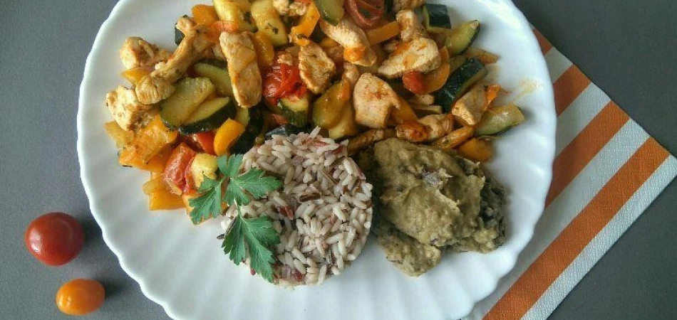 Pierś z kurczaka z warzywami i kolendrą oraz trójkolorowy ryż z sosem z bakłażana