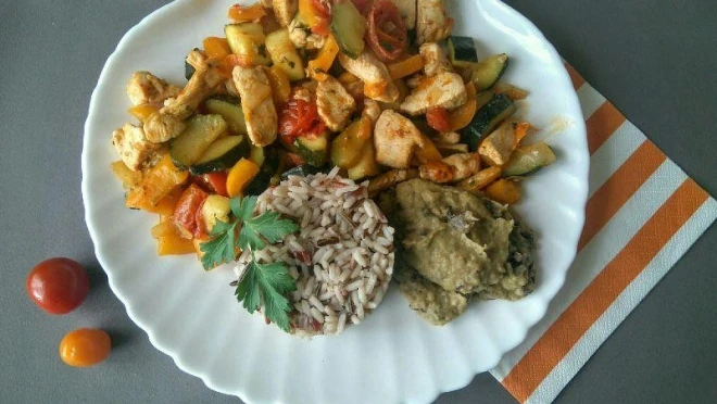 Pierś z kurczaka z warzywami i kolendrą oraz trójkolorowy ryż z sosem z bakłażana