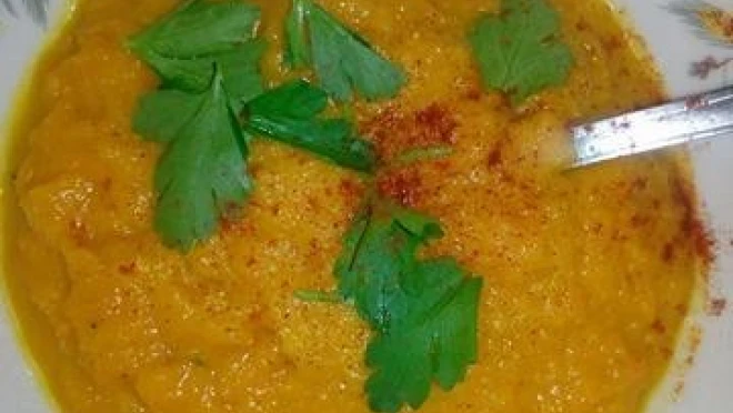 Zupa krem marchewkowy z natką pietruszki