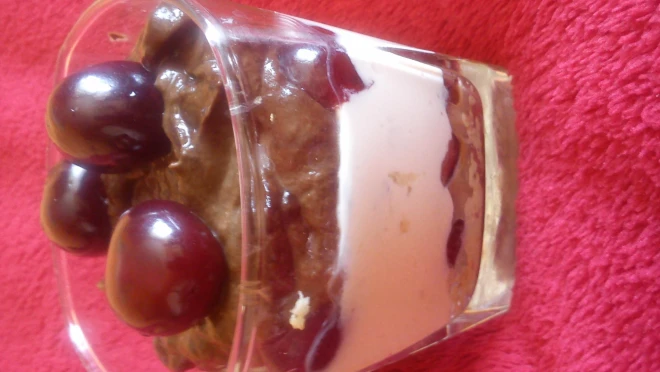 Waniliowy fit mini tofurniczek z kremem czekoladowym i czereśniami