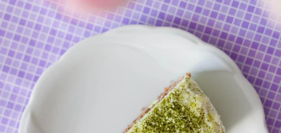 Lekki tort orkiszowy z karobem, młodym jęczmieniem i kremem cytrynowym (bez cukru)