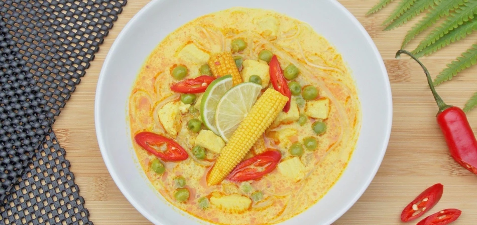 Azjatycka zupa z kurczakiem i czerwoną pastą curry