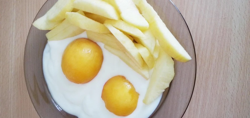 Owocowe jajka z witaminowymi frytkami
