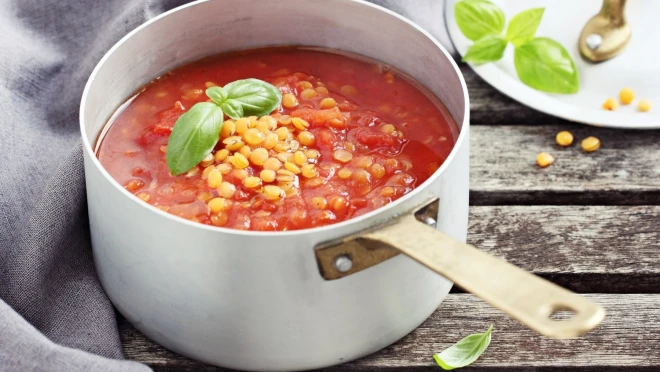 Domowa zupa pomidorowa z soczewicą