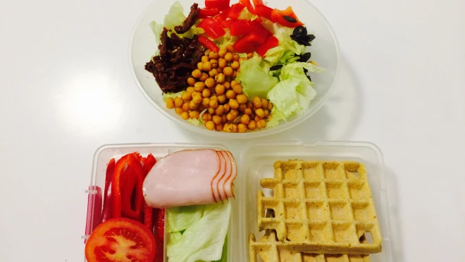 Zdrowy posiłek do pracy: bezglutenowe gofry i sałatka
