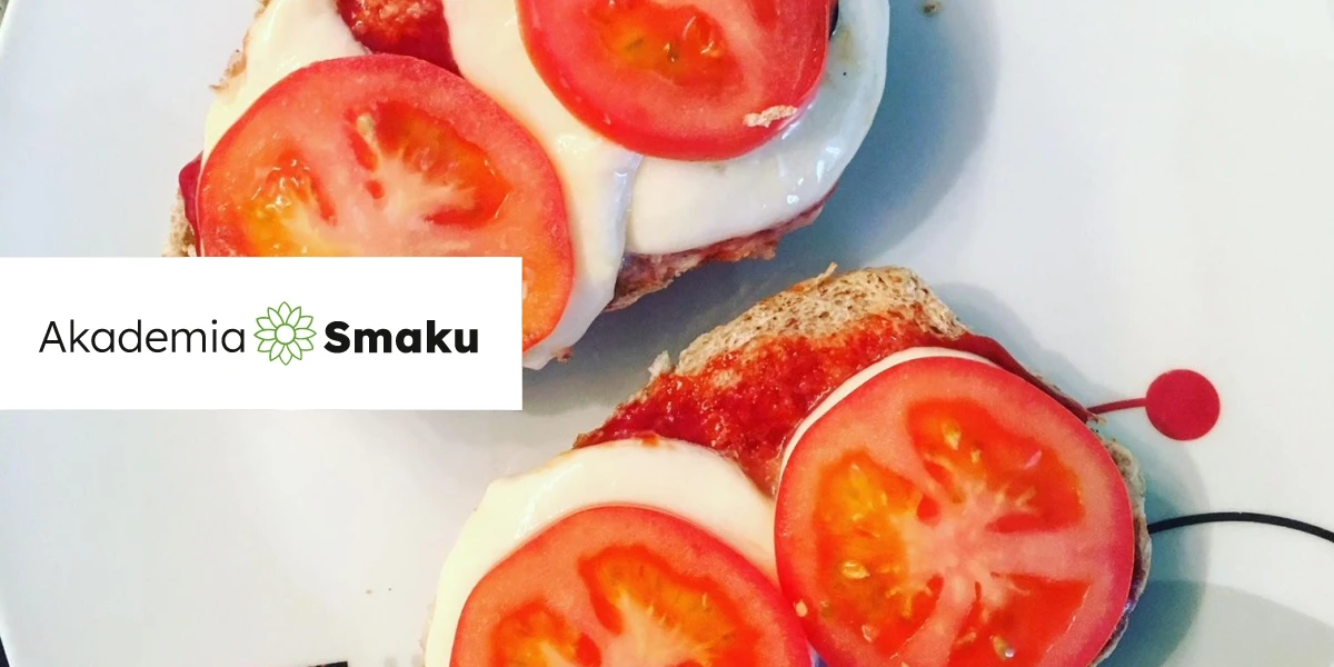 Bułka grahamka z mozzarellą i pomidorem - Akademia Smaku