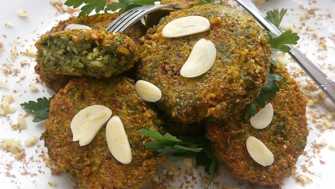 Szpinakowo-ryzowe kotleciki z wedzoną makrelą i serem brie w otrębowej panierce