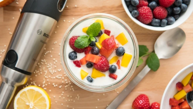 Fit jogurt z komosą i owocami