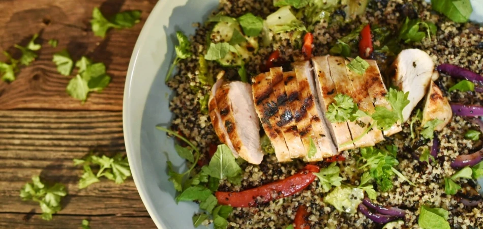 Fit obiad: sałatka z quinoa, grillowanym kurczakiem i warzywami