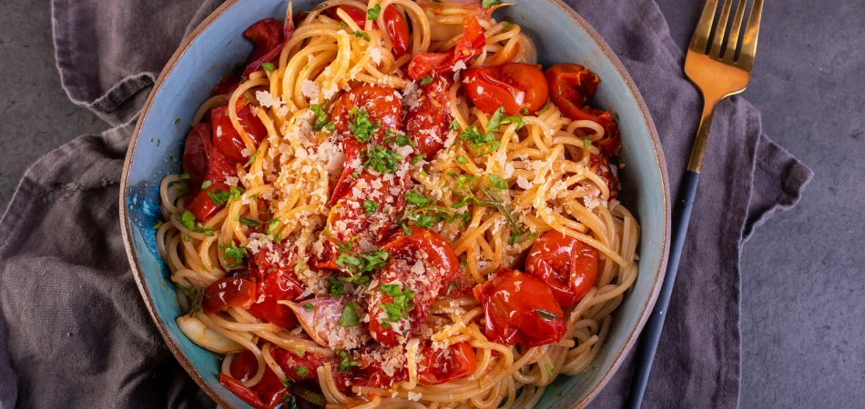 Spaghetti wegańskie z pieczonymi pomidorkami