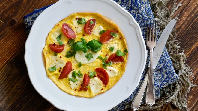 Omlet z pomidorami i mozzarellą