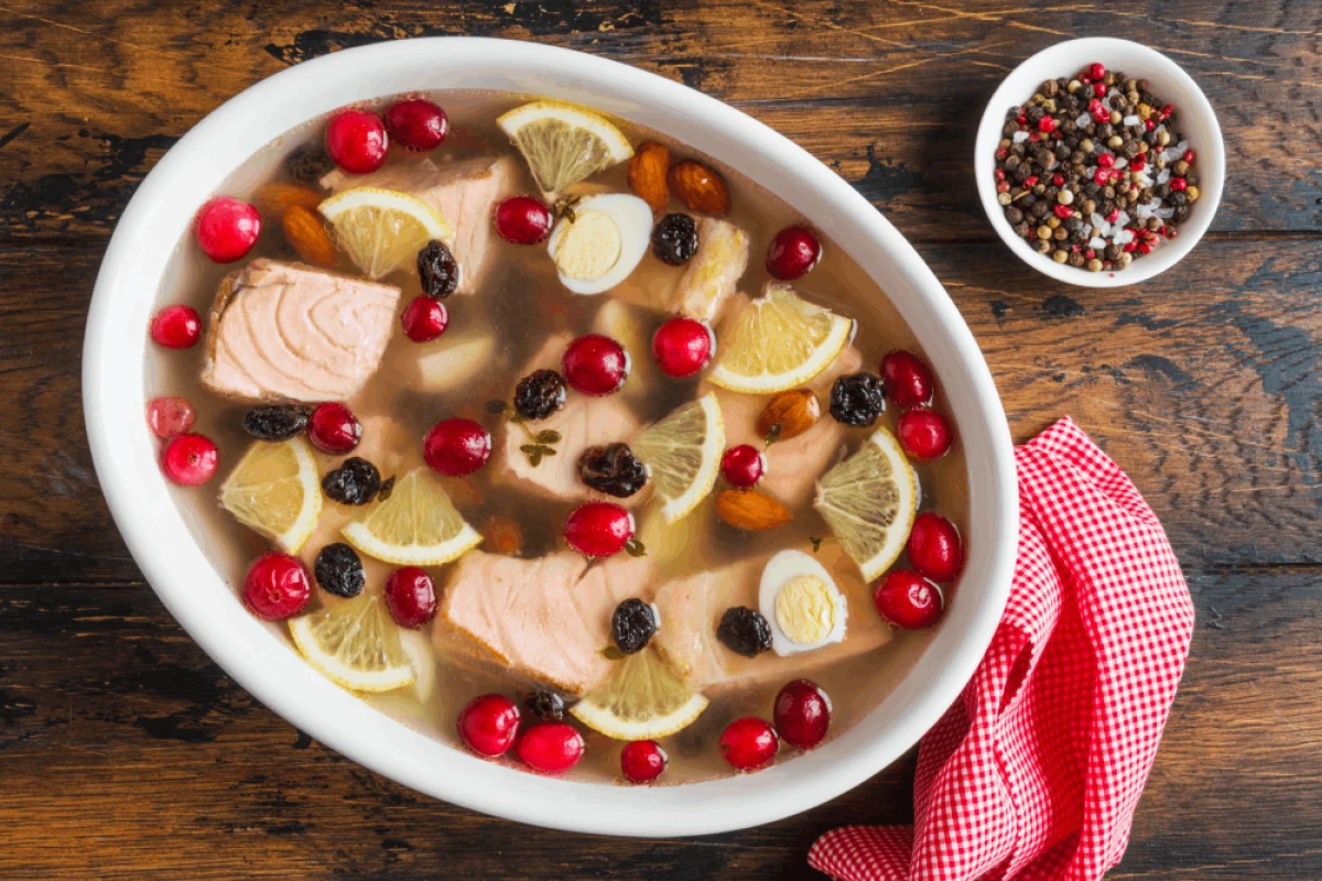 Łosoś w galarecie z żurawiną, cytryną i rodzynkami