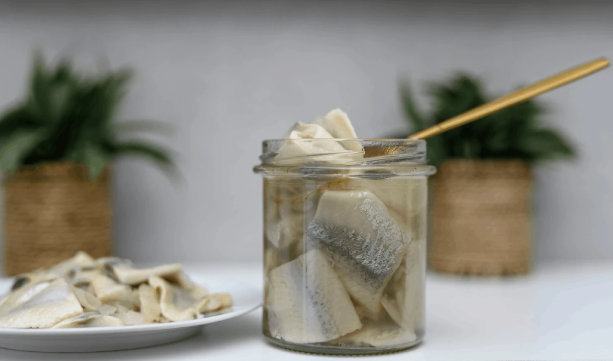 Śledzie z cebulą w oleju