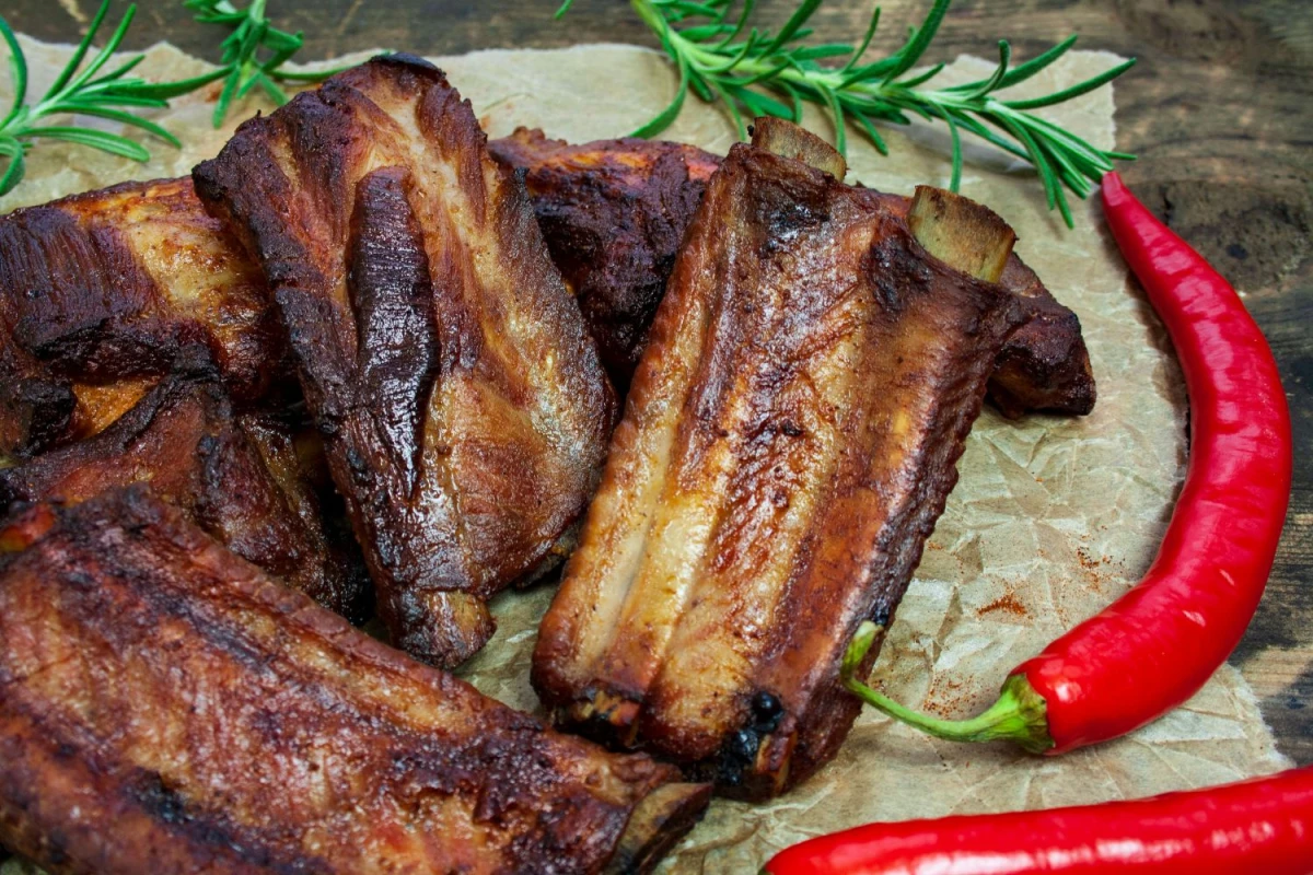 Żeberka z grilla w folii aluminiowej
