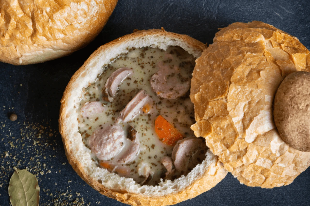 Żurek z kiełbasą podany w chlebie