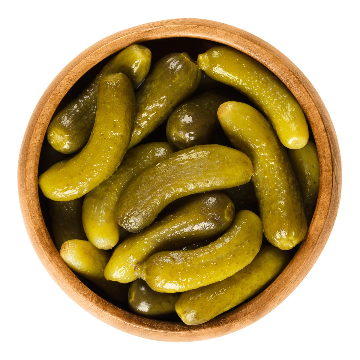 Ogórki kiszone w drewnianej misce