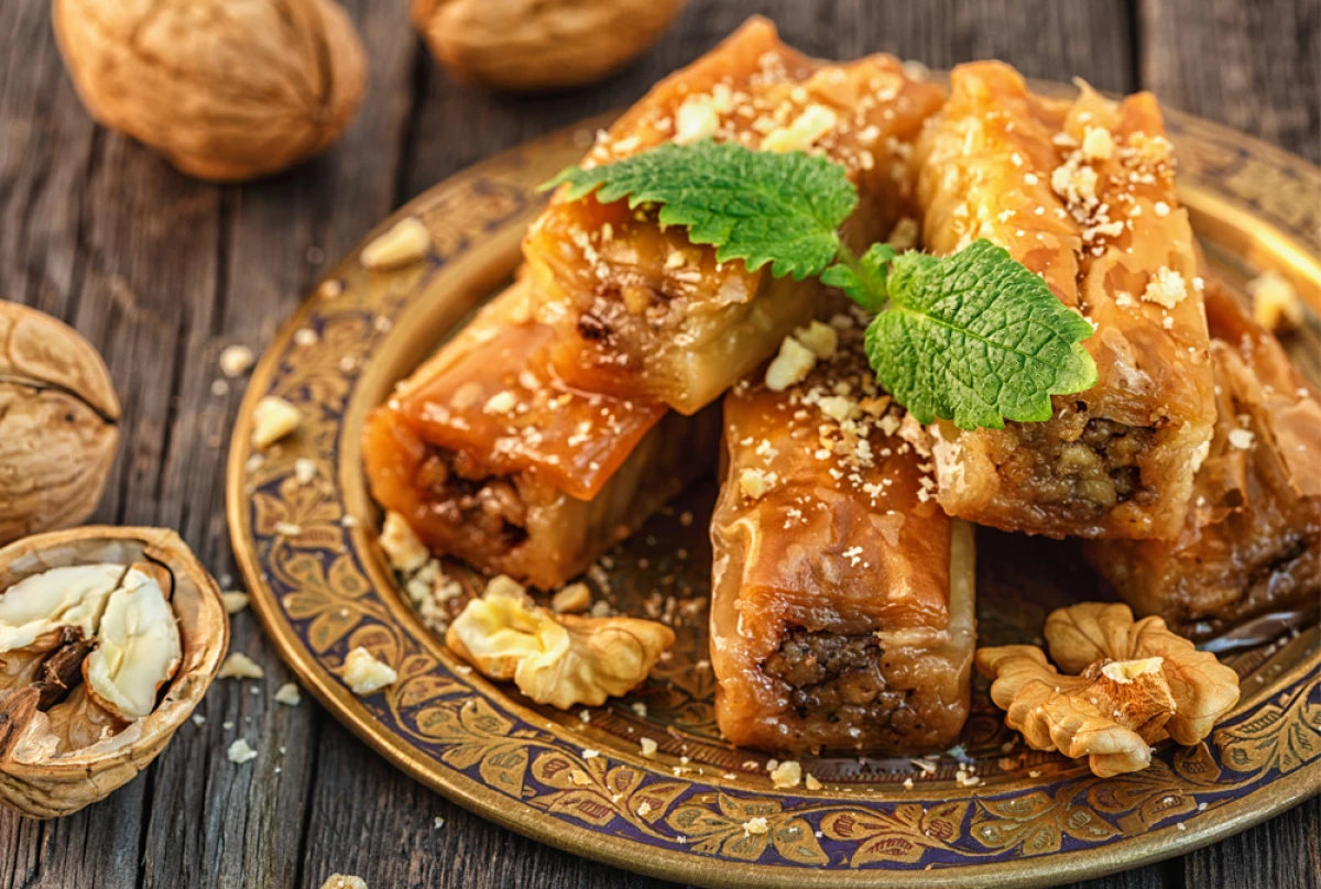 Baklava podana na ozdobnym talerzu