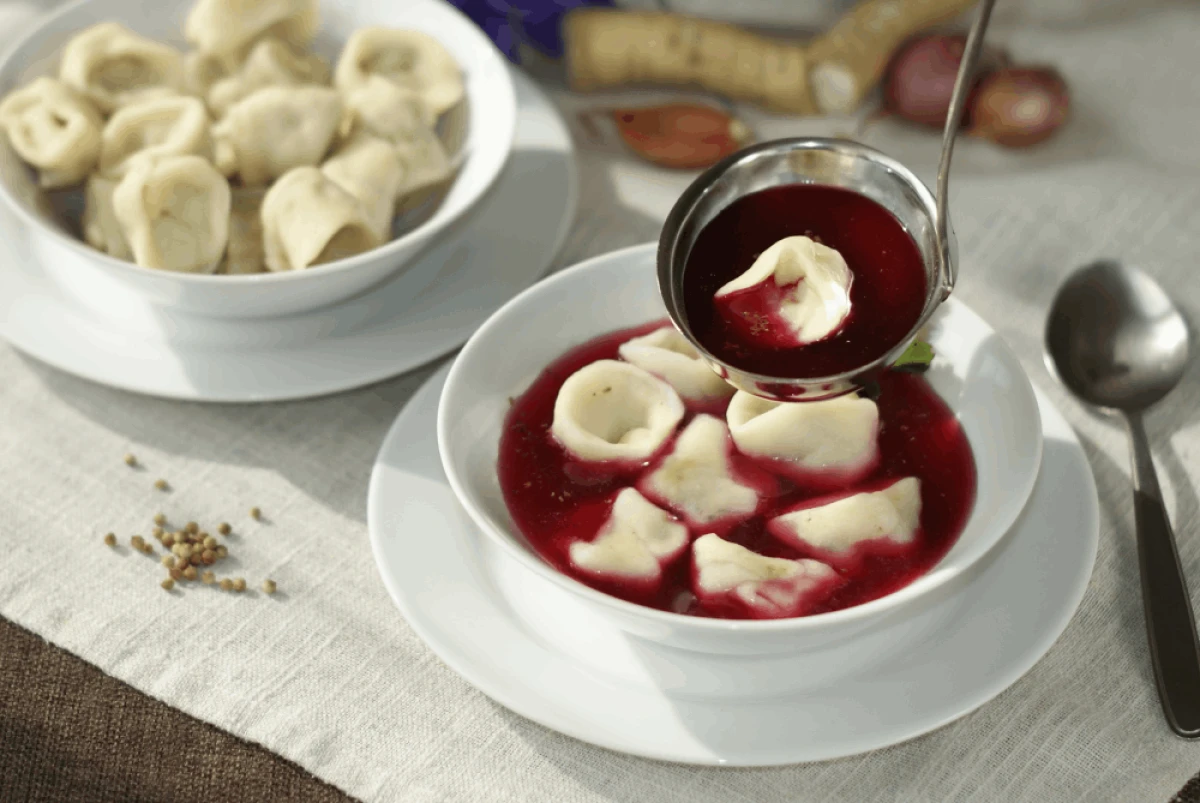 Barszcz czerwony z uszkami podany w głębokim talerzu