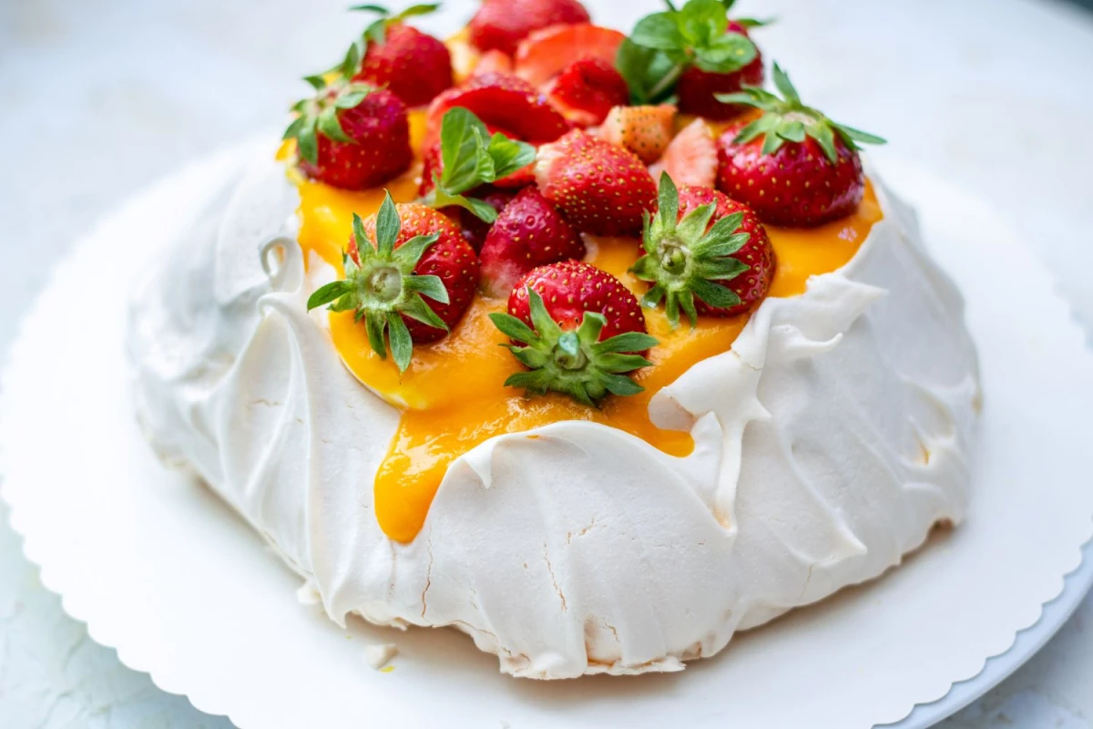 Beza Pavlova z sosem mango i truskawkami