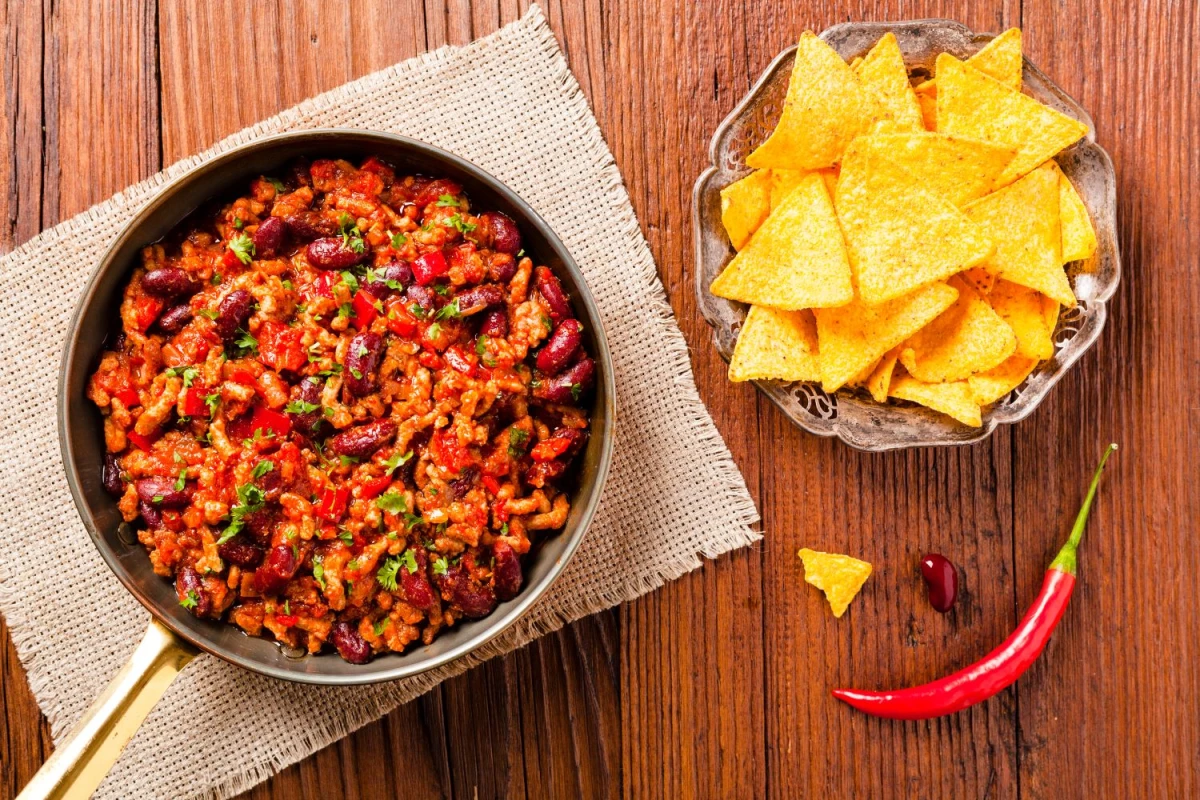 Chili con carne podane z nachosami