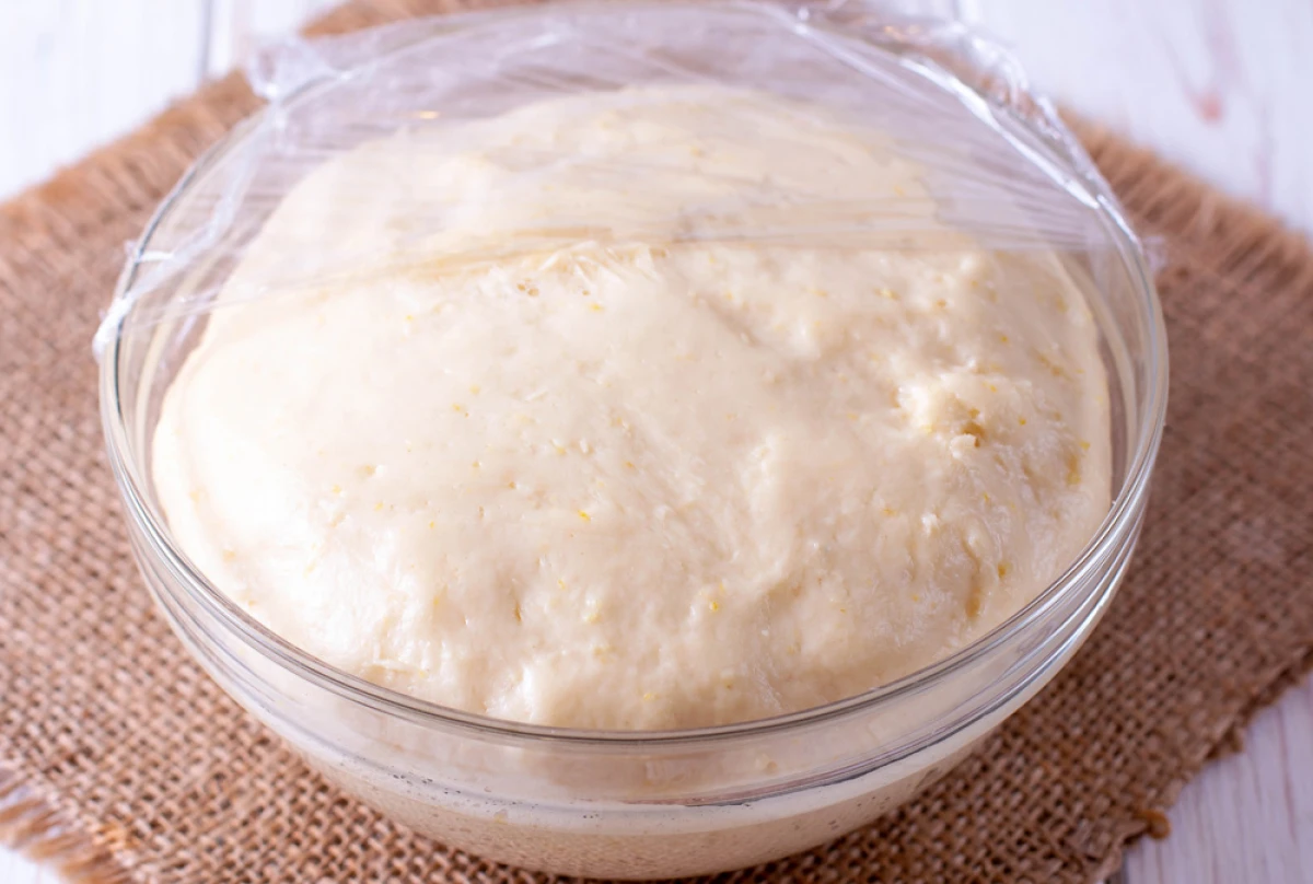 Ciasto na pierogi w szklanej misce