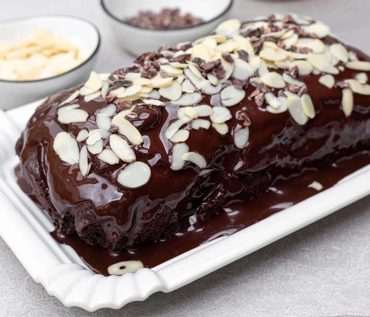 Najczęstsze błędy i praktyczne wskazówki[A15.1] Podczas przygotowywania polewy czekoladowej najczęściej pojawiają się problemy z jej konsystencją. Warto wiedzieć, jak szybko skorygować te niedoskonałości. Polewa czekoladowa za szybko gęstnieje – co zrobić?[A16.1] Jeżeli Wasza polewa za mocno lub za szybko zgęstniała, bo nie wylaliście jej od razu na ciasto – spokojnie, mamy na to sposób, a nawet dwa. Dodajcie 1 lub 2 łyżki gorącej wody i intensywnie mieszajcie trzepaczką, aby dokładnie rozprowadzić wodę. Możecie również Wstawić garnek do drugiego, większego garnka z gorącą wodą – w tym przypadku też dokładnie rozmieszajcie polewę. Nie stawiajcie garnka z polewą bezpośrednio na palniku – może to spowodować zwarzenie się i rozwarstwienie całej masy. Co zrobić, gdy polewa czekoladowa się rozwarstwiła?[A17.1] Jeżeli na którymś etapie przygotowania polewy popełniliśmy błąd i nasza masa się rozwarstwiła, czyli tłuszcz oddzielił się od wody zawartej w mleku, możemy jeszcze ją uratować. Dodajcie 1 lub 2 łyżki gorącej wody i energicznie mieszajcie. Możecie też spróbować samego mieszania – bez dodawania wody. Ratowanie rozwarstwionej czekoladowej polewy będzie wymagało od Was sporo wysiłku, ale odpowiednio intensywne i długie mieszanie powinno przynieść pozytywny skutek. Aby uniknąć rozwarstwienia masy, pamiętajcie o: •	zachowaniu prawidłowej kolejności dodawania składników, •	dokładnym mieszaniu, najlepiej odpowiednią trzepaczką, •	niedoprowadzaniu do zagotowania się masy. Stosowanie się do tych trzech zasad na pewno uchroni Was przed koniecznością ratowania rozwarstwionej polewy. Zobacz również przepis na sernik wiedeński >> Przechowywanie i ponowne podgrzewanie[A18.1] Polewę przechowuj w szczelnym pojemniku w lodówce do 3–4 dni. Przed użyciem podgrzej ją w kąpieli wodnej lub mikrofalówce – krótkimi impulsami po 15–20 sekund, mieszając po każdym. Warto pamiętać o różnicy między rodzajami polewy: miękka, tłusta polewa pozostanie plastyczna nawet po schłodzeniu. Polewa zastygająca, bogatsza w cukier, po wyjęciu z lodówki będzie twarda i może kruszyć się przy krojeniu – to jej naturalna cecha, nie błąd w przygotowaniu. Zobacz: Gorąca czekolada Dlaczego lepiej robić własną polewę czekoladową?[A19.1] Jeżeli zdecydujecie się sami zrobić polewę, to macie większy wpływ na to, co będzie w sobie zawierała – przede wszystkim na jakość i rodzaj użytych do jej przygotowania składników.