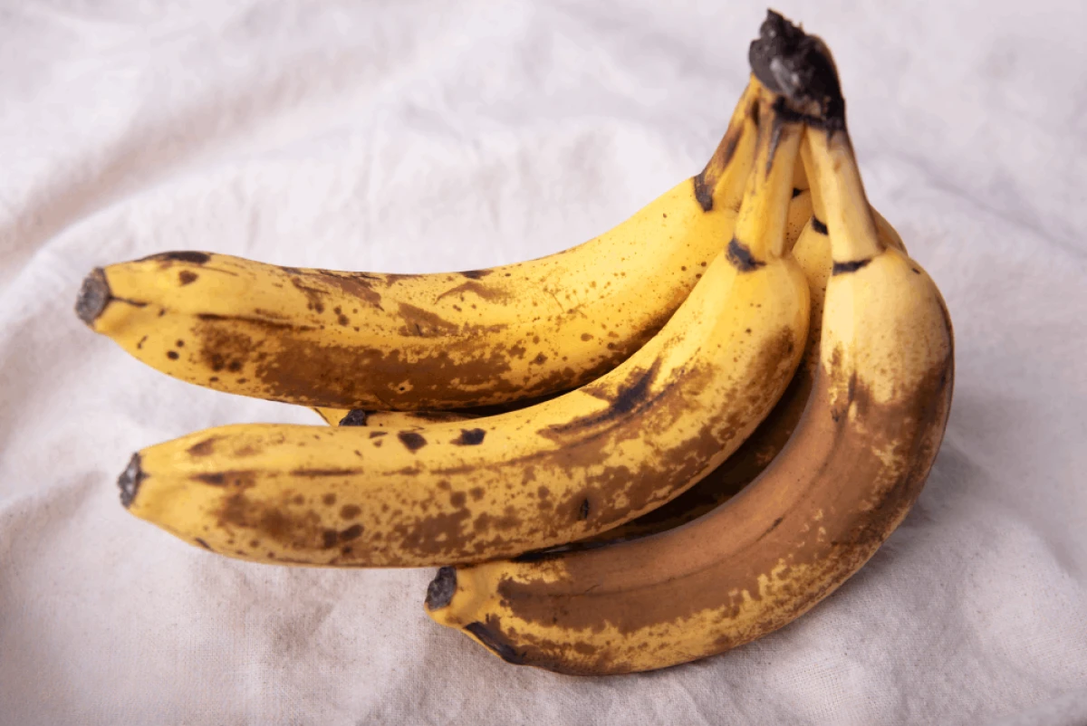 Dojrzałe banany na białym tle