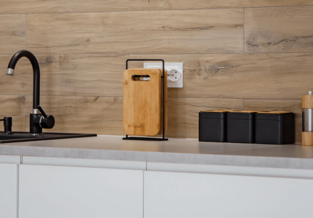 Drewniane deski do krojenia na stojaku