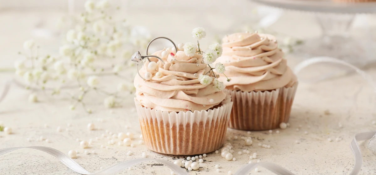 Dwie muffinki z kremem budyniowym