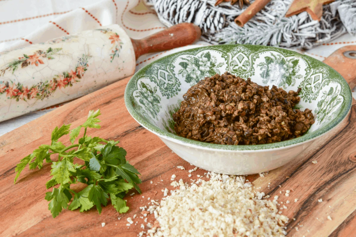 Farsz do uszek w zielonej misce stoi na blacie w kuchni