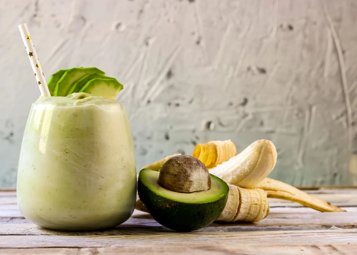 Fit smoothie z awokado i mlekiem roślinnym