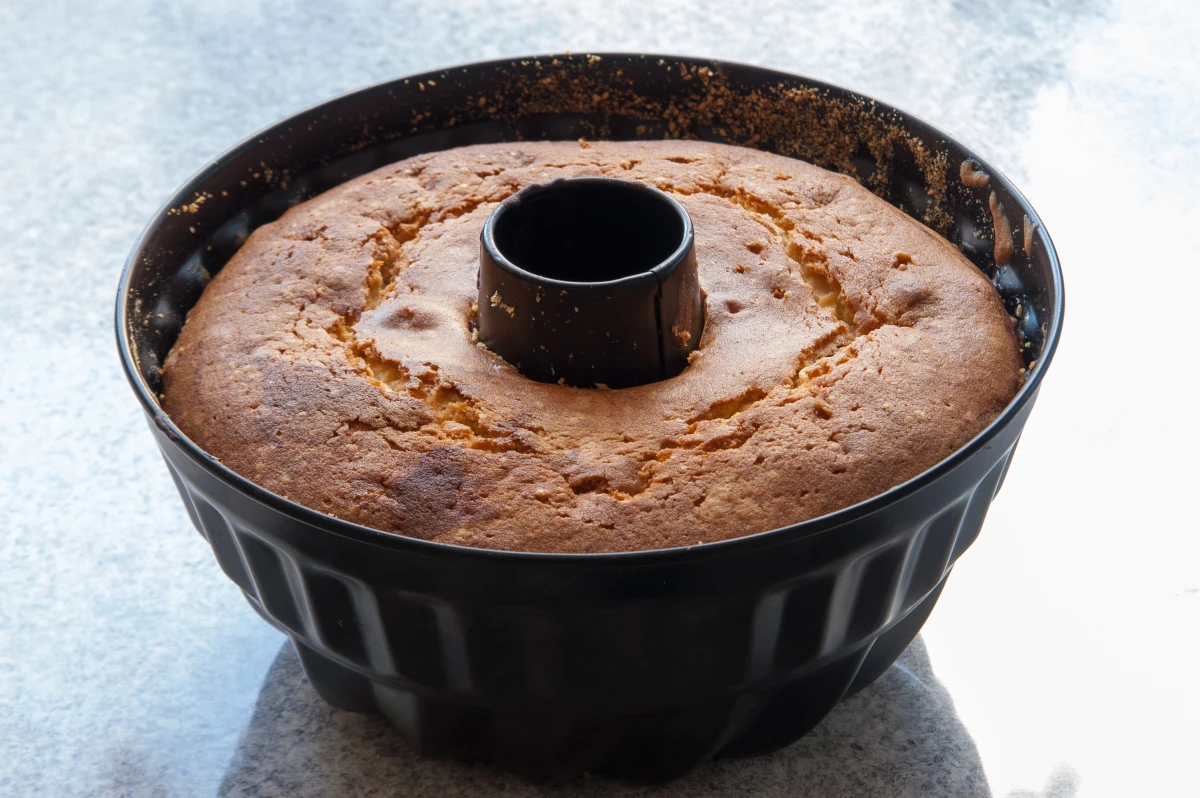 Forma do babki z charakterystycznym otworem po środku