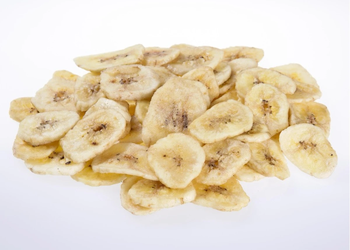 Garstka suszonych chipsów z banana