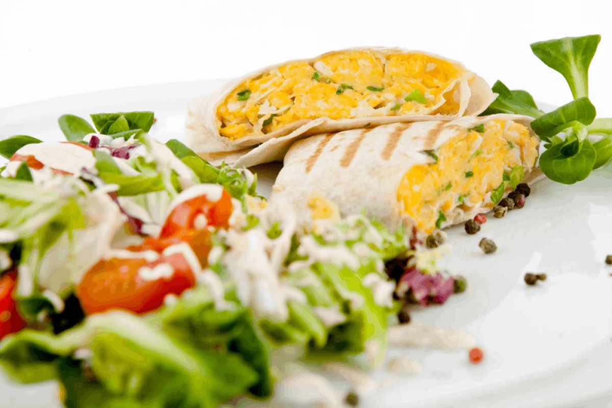 Jajecznica w tortilli z sałatką