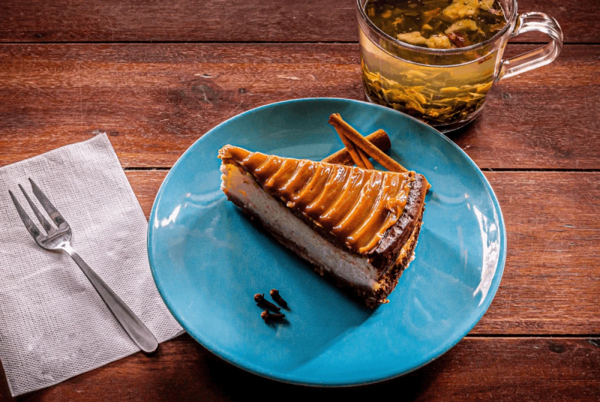 Kawałek sernika karmelowego na niebieskim talerzu