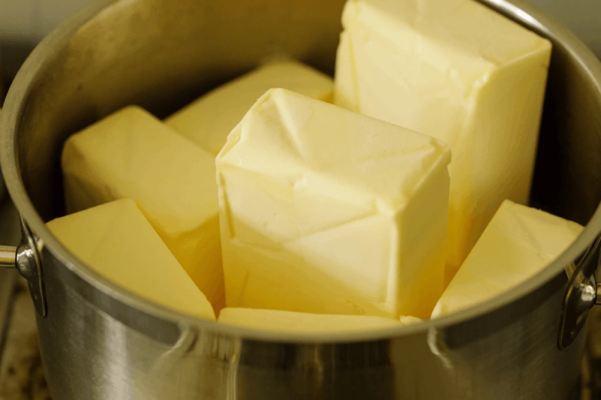 Kawałki masła umieszczone w metalowym garnku