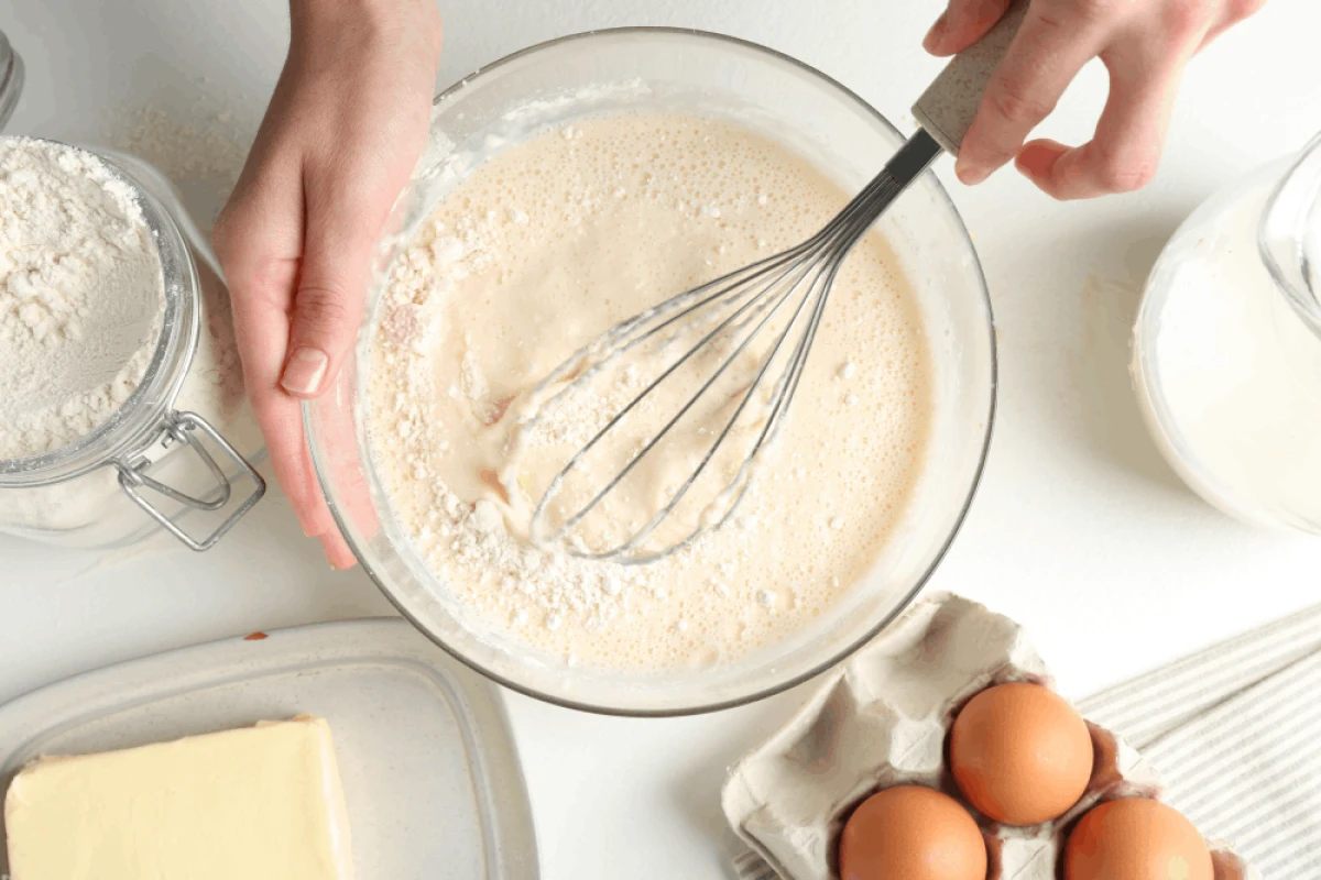 Kobieta przygotowująca ciasto na naleśniki
