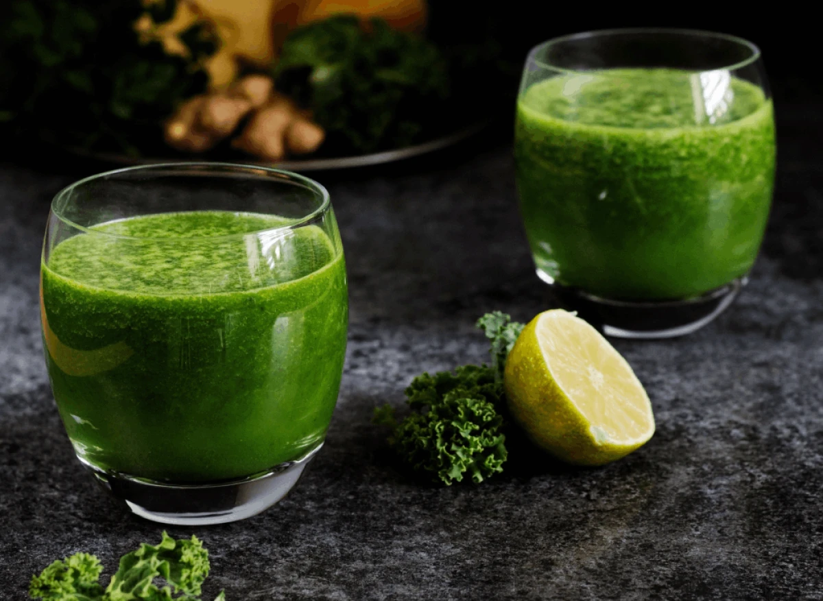 Koktajl z jarmużu w dwóch szklankach