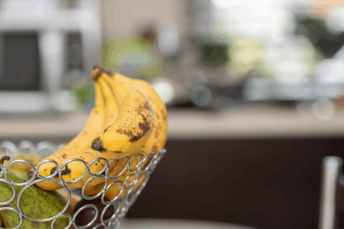 Koszyk z owocami stojący w kuchni