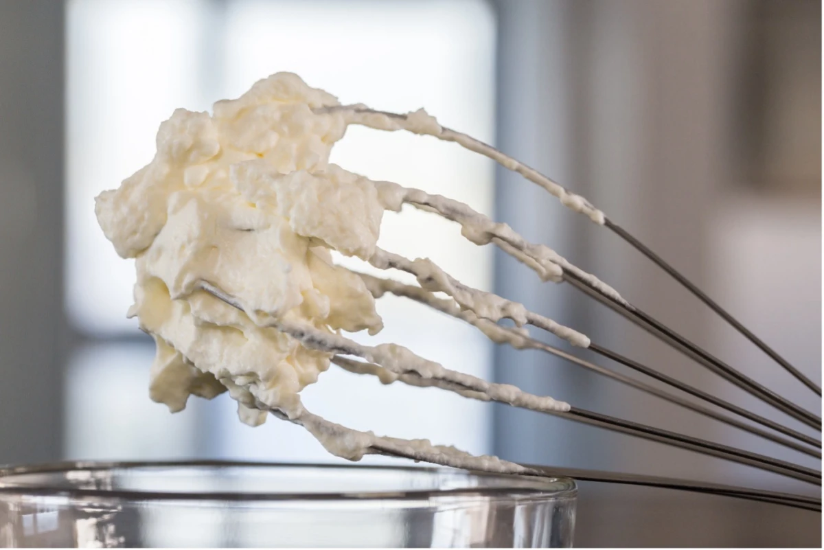 Krem z mascarpone i śmietaną na łopatce miksera