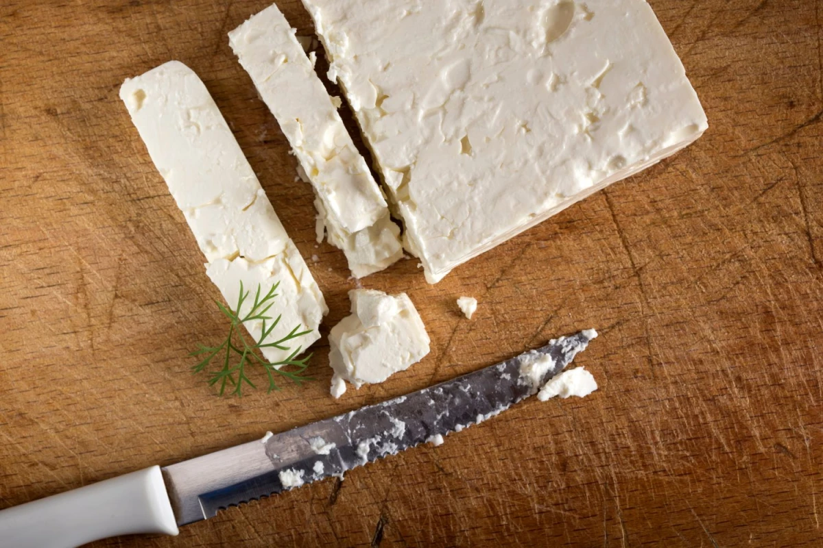 Krojenie sera feta
