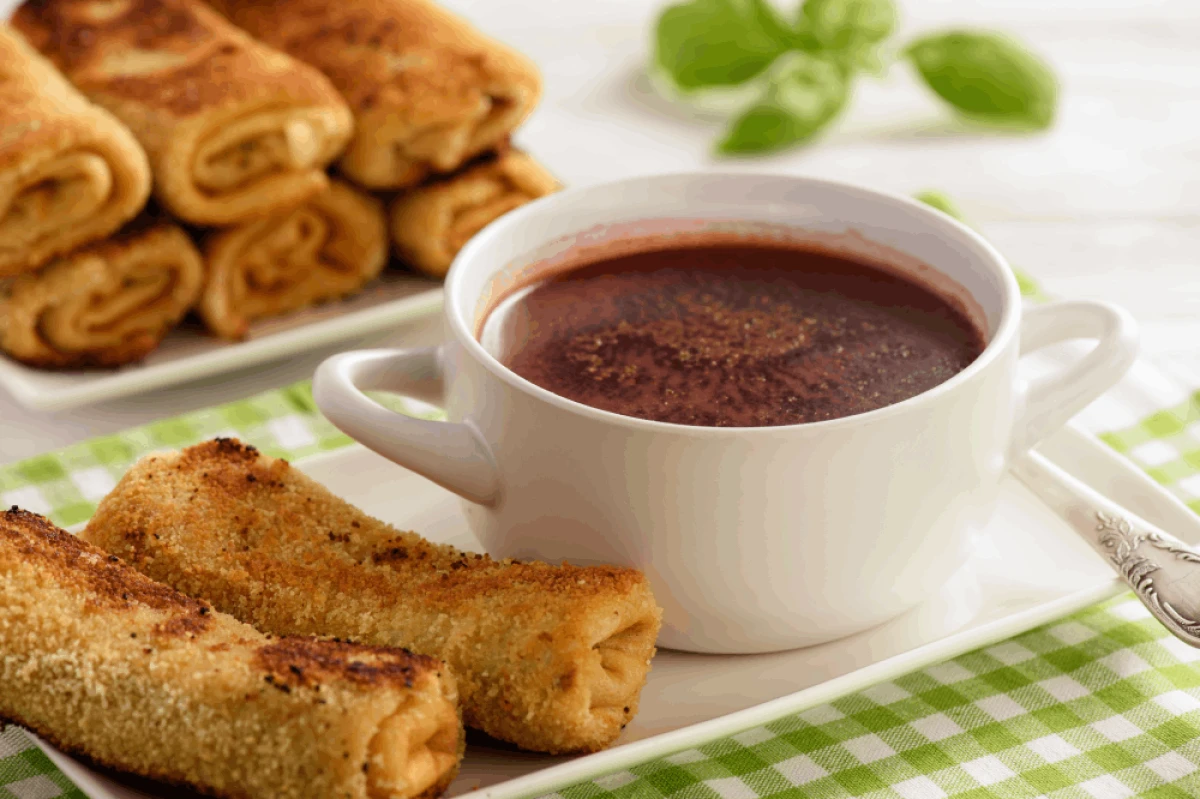 Krokiety z kapustą i grzybami podane z barszczem czerwonym