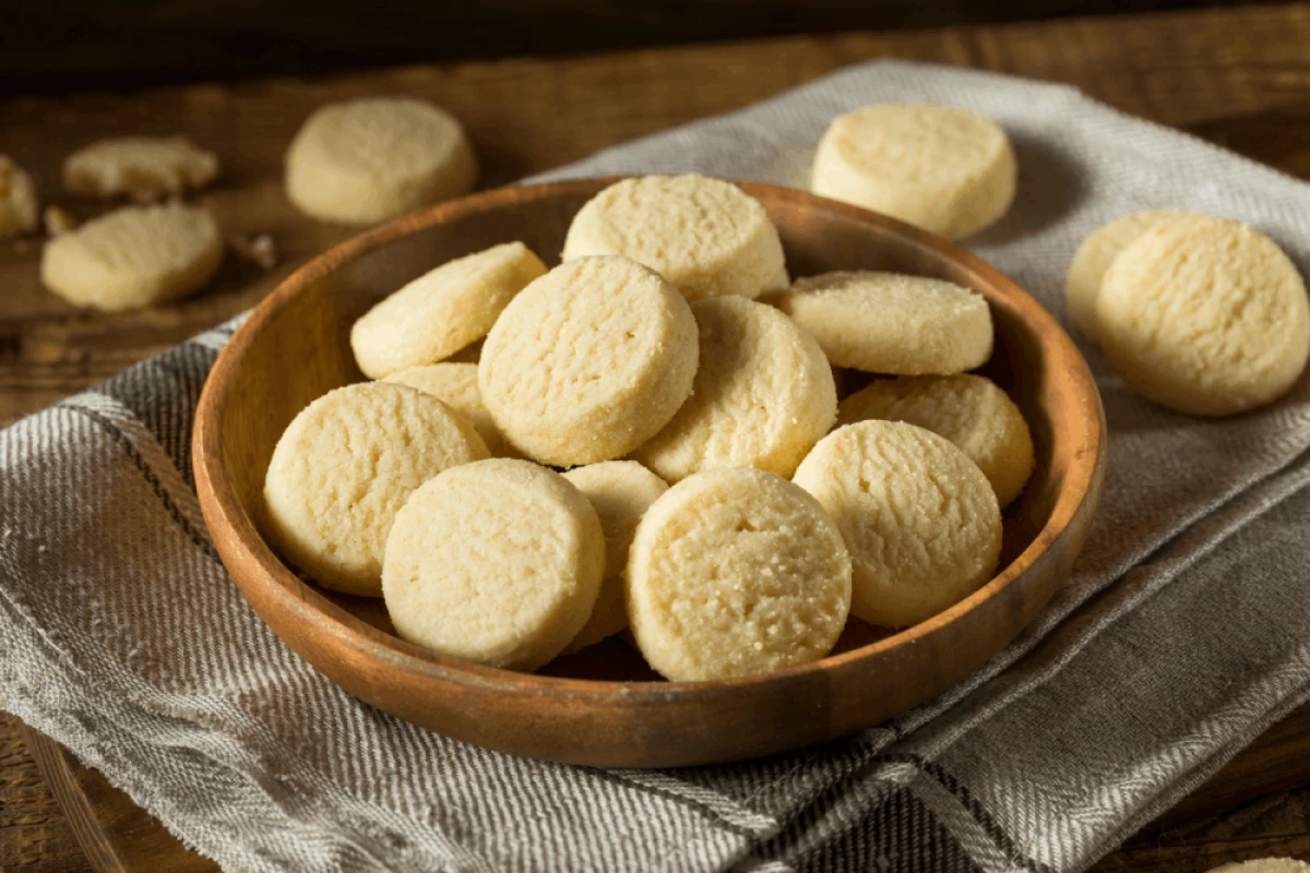 Kruche ciasteczka w drewnianej misce