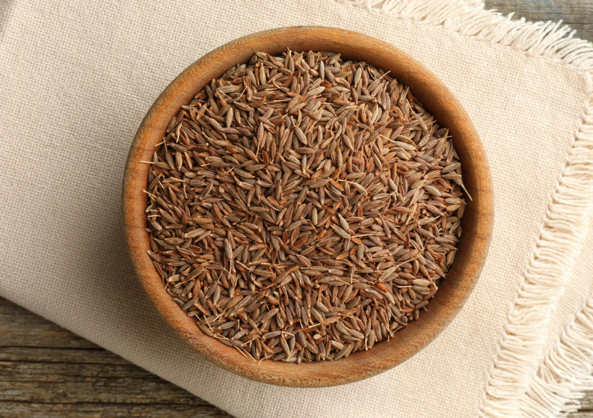 Kumin w drewnianej misce